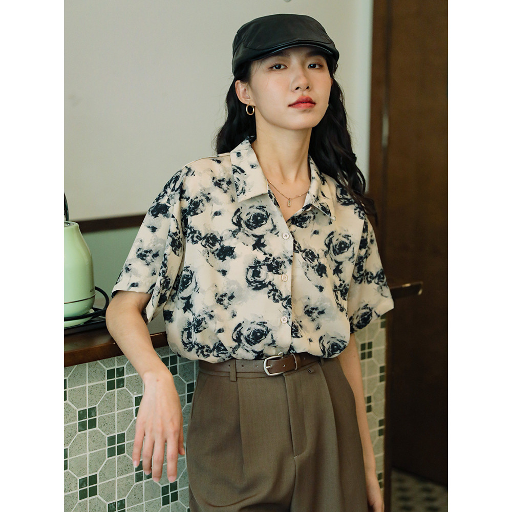 เสื้อแขนสั้นพิมพ์ลายแอปริคอทย้อนยุคสไตล์ฮ่องกong 2023 ลายกุหลาบทันสมัย เสื้อสำหรับแมทช์ลุค