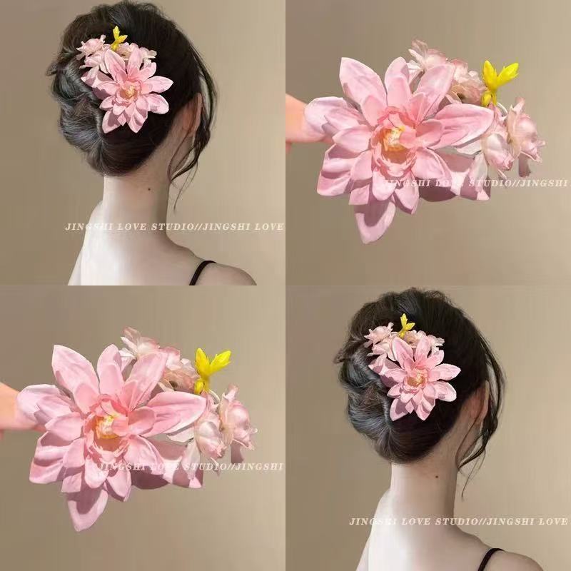 กิ๊บทรงจีนแบบดอกไม้สีชมพูอ่อน สำหรับผมขด สร้างบรรยากาศที่สวยงาม