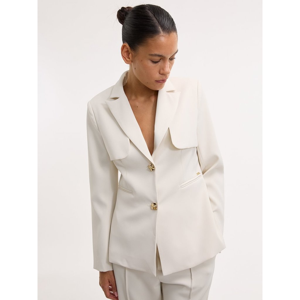 [Pomelo] เสื้อเบลเซอร์เข้ารูปดีเทลปกสองเลเยอร์ / Cape Overlay Detail Blazer — صورة 2