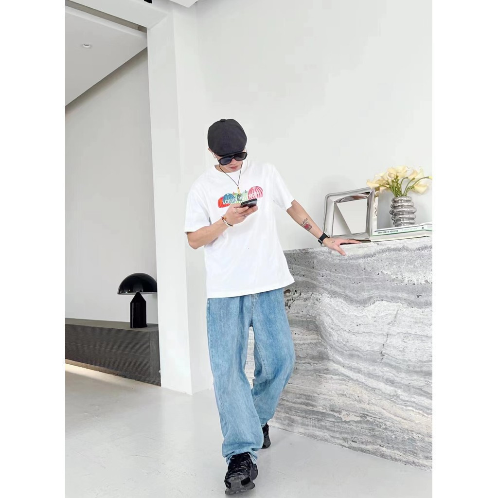 LOUIS VUITTON/LV/2026 คลาสสิกรอบคอแขนสั้นเสื้อยืดผู้ชายผู้หญิงอเมริกันอินเทรนด์เสื้อสวมหัว High-End 