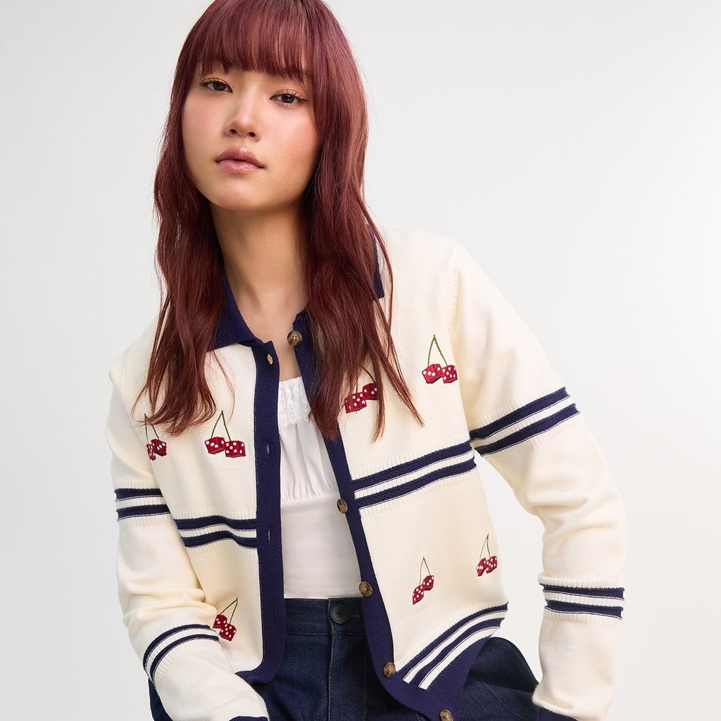 [Pomelo] เสื้อคาร์ดิแกนปักลายลูกเต๋าแต่งขอบสีตัดกัน / Contrast Trim Knit Cardigan with Dice Embroidery - Off
