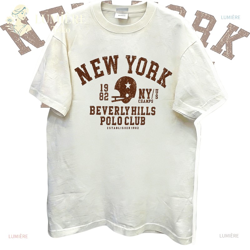 เสื้อยืดสีครีมแขนสั้นผู้หญิงขนาดใหญ่พร้อม New York Text Motif, หมวกกันน็อคฟุตบอลอเมริกัน, Beverly Hi