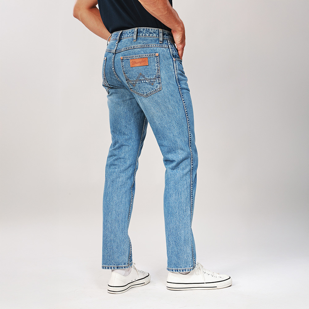 WRANGLER กางเกงยีนส์ผู้ชาย คอลเลคชั่น Wrangler Legends เอวกลาง ทรงตรง รุ่น WR S126MGREN03 สียีนส์อ่อน — صورة 4