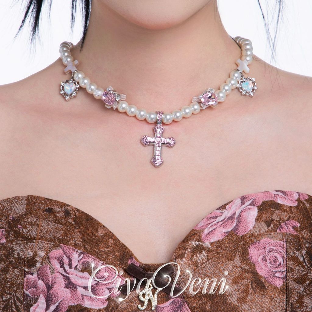 สร้อยคอมุกและเพชรหัวใจสไตล์บารอกจาก VERB