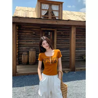 MUDO เสื้อยืดลายตัวอักษรแขนสั้น ซิปครึ่งโชว์คอ สไตล์หวานแซ่บ รุ่นสั้นสาวเตี้ย ทรงกระชับดูผอม รอยพับ เข้ากับทุกชุด #1029