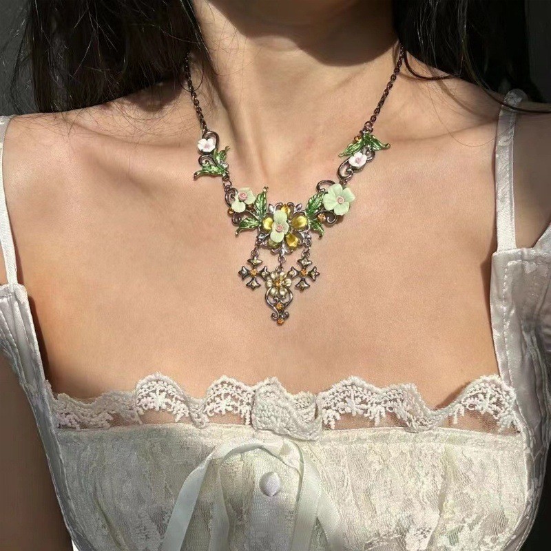Green Field Retro Mori สไตล์ดอกไม้สร้อยคอ Niche Temperament หรูหราประณีตหวาน All-Match Clavicle Chai