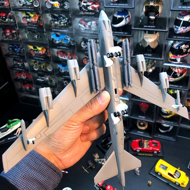 1: 200 Scale Alloy Airplane B52 Strategic Bomber ผลิตภัณฑ์สําเร็จรูปโลหะรุ่นเครื่องประดับ
