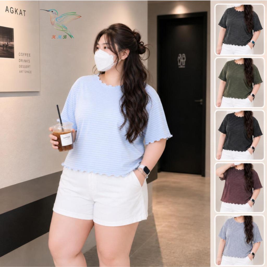HMB® เสื้อยืดสาวอวบไซส์ใหญ่ ทรงครอป ลายริ้ว แต่งระบายคอและชายเสื้อ ผ้านิ่ม ระบายอากาศดี ทรงสวยน่ารัก