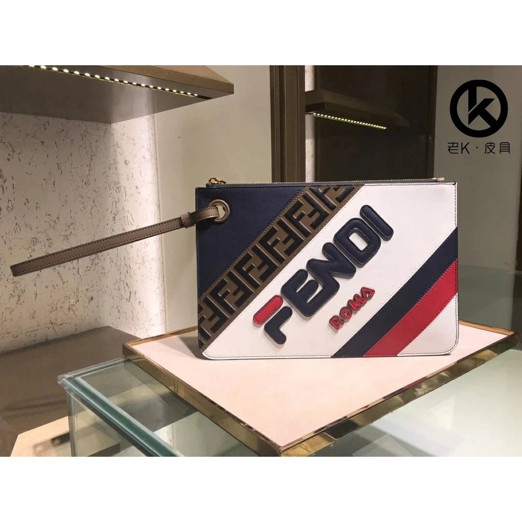FENDI กระเป๋าสุภาพสตรี FENDI ซิปเปิดปิดคลัทช์ Triplette บาง