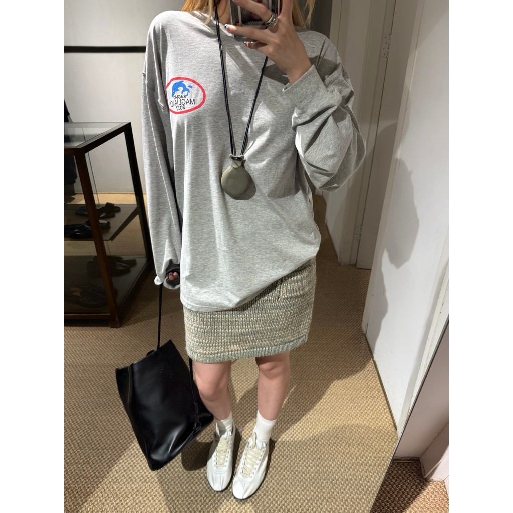 Magliano 2525AW สีเทา Dolphin โลโก้พิมพ์แขนยาวไม่สม่ําเสมอ Neckline หลวมเสื้อยืดด้านบน