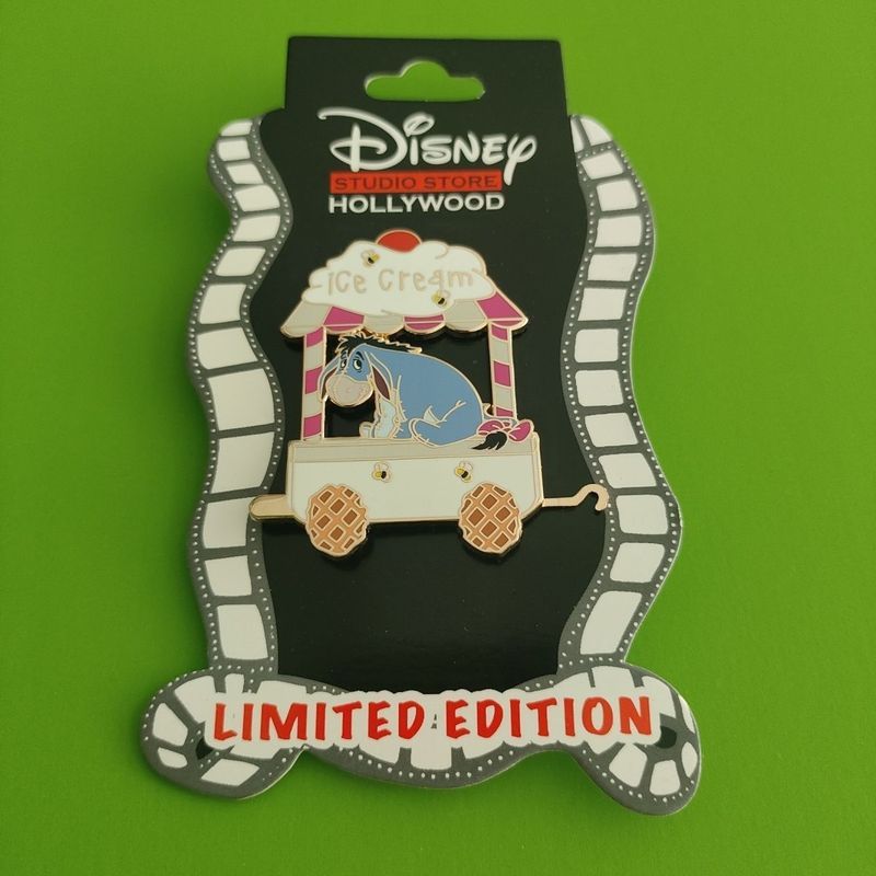 Disney Hollywood Studio Limited Edition Eeyore Ice Cream Hook Car Badge Uuu9.12