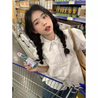 Red Berryเสื้อเชิ้ตแขนพองสีขาวสำหรับผู้หญิงในช่วงฤดูร้อน ทรงโปโลหวานสไตล์ฝรั่งเศส เสื้อเชิ้ตแขนสั้นทรงเบบี้ดอลล์ 99222