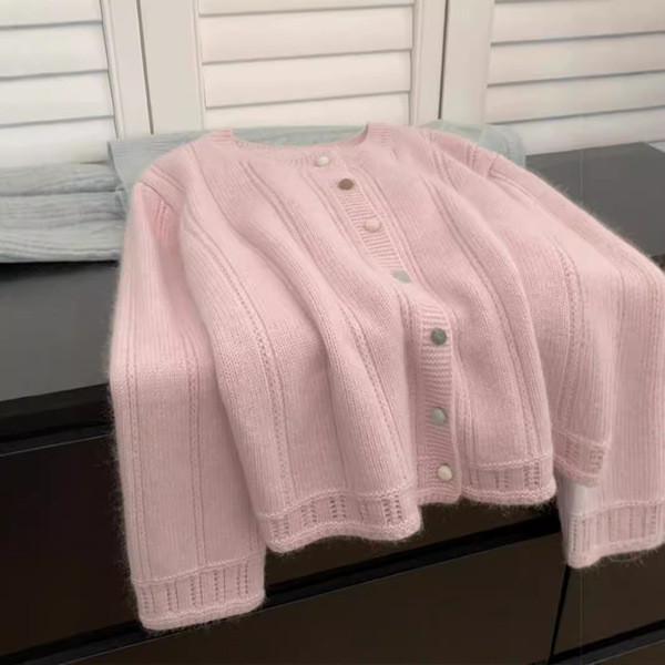 aiiz cardigan เสื้อสเวตเตอร์ถักคอกลมสำหรับผู้หญิง เสื้อสเวตเตอร์ถักสไตล์ฝรั่งเศสสีชมพูอ่อนเสื้อสเวตเ