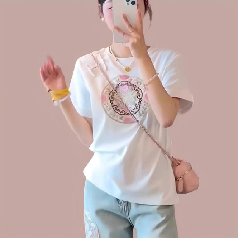2026 ฤดูร้อนสไตล์ใหม่สไตล์แห่งชาติรอบคอหัวเข็มขัดสีจับคู่แขนสั้นเสื้อยืดผู้หญิงแฟชั่นออกแบบ จุดต่ําส