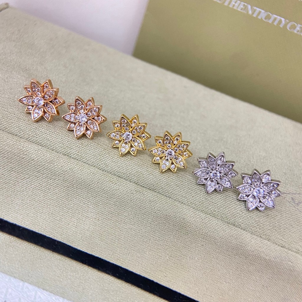 Van Cleef & Arpels ต่างหูสตั๊ดดอกไม้เต็มกลีบ, เสน่ห์ดอกไม้หลายกลีบประดับด้วยหินประกาย, ของขวัญหูพายห