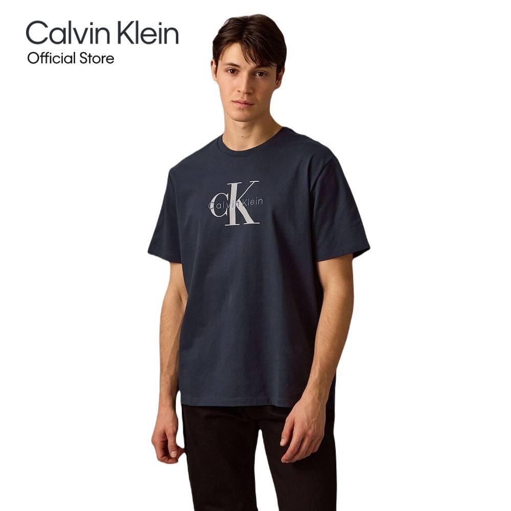 CALVIN KLEIN เสื้อยืดคอกลมแขนสั้นผู้ชาย Monogram Logo ทรง Regular รุ่น 4RB862G CEF - สีกรม