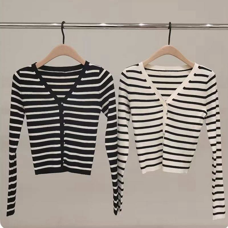 เสื้อกันหนาวแขนยาว V คอ ลายหัวเข็มขัดโลหะ สินค้าใหม่ฤดูใบไม้ร่วง MBB3SWT007