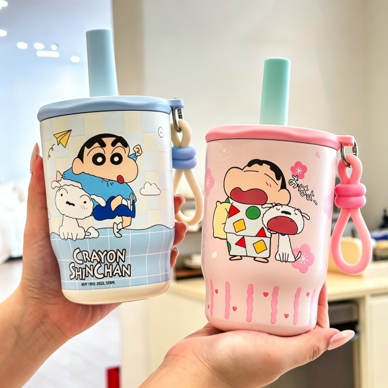 Crayon Shin-Chan การ์ตูนฟางกระติกน้ําร้อนถ้วย 450ml 316 สแตนเลสพร้อมเชือกเด็กนักเรียนโรงเรียน Commuter แบบพกพาป้องกันการรั่วฉนวนกันความร้อนเย็น
