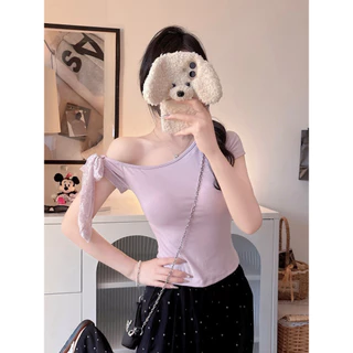 Vogue🌟พร้อมส่ง🌟 เสื้อครอปแขนสั้นดีไซน์เซ็กซี่ ปาดไหล่ผูกโบว์โชว์หลังผ้าลูกไม้ มีฟองน้ำในตัว (FY5019)