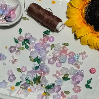 ลูกปัดดอกไม้ อะคริลิค คละโทนสีสดใส 20 กรัม สำหรับงาน DIY