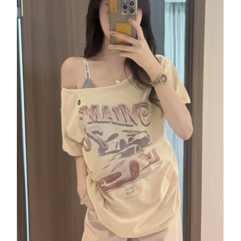 2025 ฤดูร้อน Seagull bm cec อเมริกันสาวร้อนคอแบนไหล่เอียงแขนสั้นเสื้อยืดหนึ่งไหล่หลวมด้านบนผู้หญิง