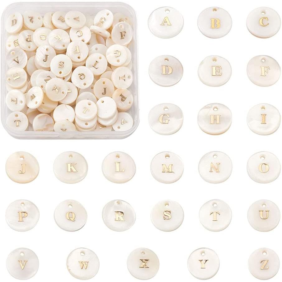 Beadthoven 104pcs ไข่มุกน้ําจืดธรรมชาติตัวอักษร Charms Golden แบนรอบตัวอักษร AZ แท็กจี้สําหรับ DIY ช