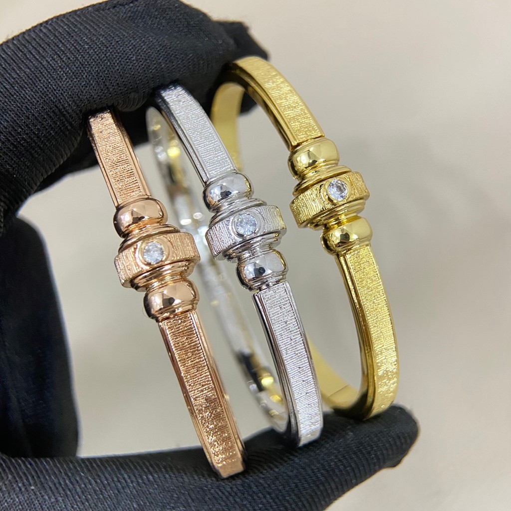 Piaget Elegant Brushed Textured โลหะเปิดกําไลข้อมือผู้หญิงเดี่ยวประกายเพทายฝังแกนตัวเชื่อมต่อรูปสร้อ