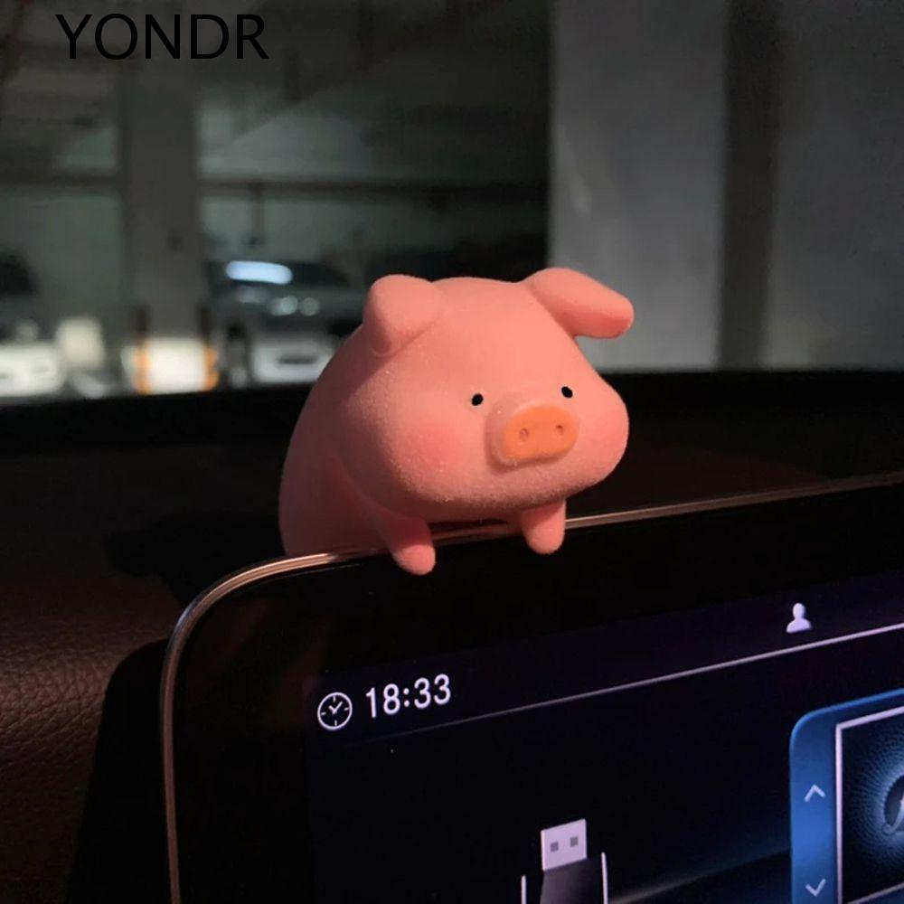 YONDR สีชมพู Pigger เครื่องประดับแดชบอร์ดตกแต่งรถตลกอุปกรณ์ตกแต่งภายในรถสําหรับผู้หญิงสาวอะนิเมะตุ๊กตา Lucky Piggy แขวน