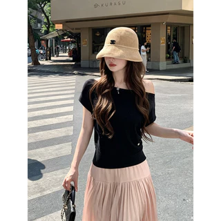 Vogue🌟พร้อมส่ง🌟 เสื้อยืดแขนสั้นไหมพรมเปิดไหล่ ดีเทลขอบลูกไม้สไตล์เกาหลี ดีไซน์อ่อนโยนสง่างาม (932)