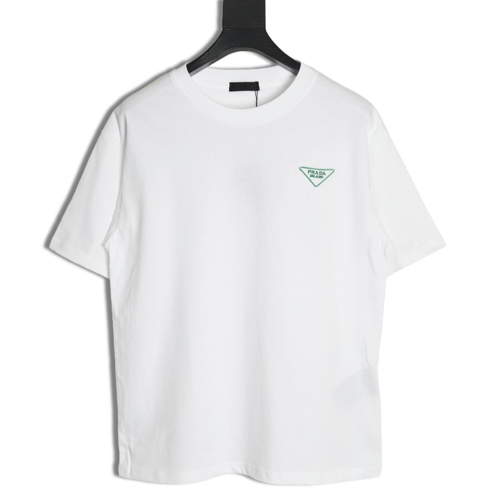 PRADA PRADA 2026 คลาสสิกรอบคอแขนสั้นเสื้อยืดผู้ชายผู้หญิงสไตล์เคาน์เตอร์ฐานซิงโครนัสการออกแบบการแข่ง