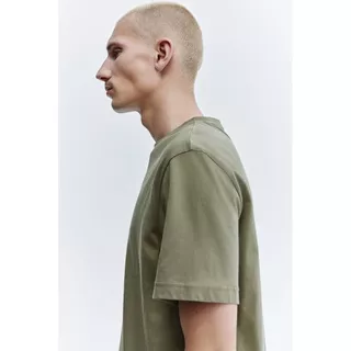 H&M(เอชแอนด์เอ็ม) เสื้อยืดคอกลมทรงปกติ ผู้ชาย 0685816_22