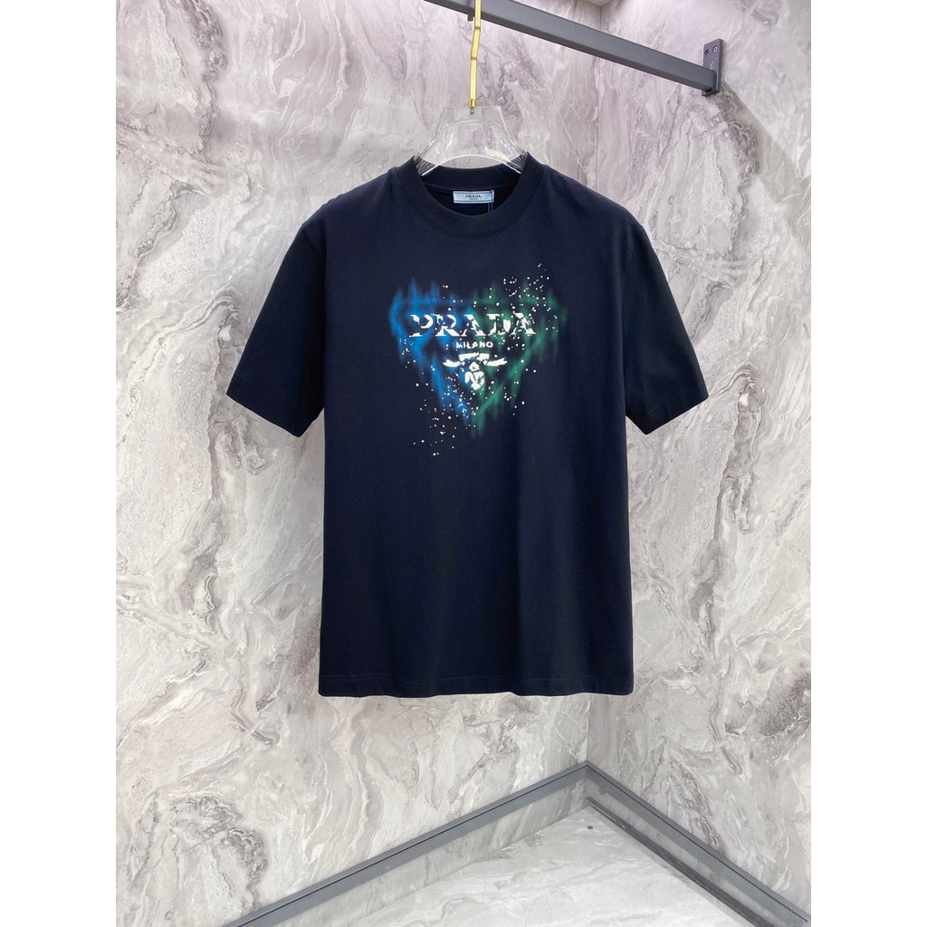 Prada/Prada/Prada/2026 คลาสสิกรอบคอแขนสั้นเสื้อยืดผู้ชายผู้หญิงใหม่อินเทรนด์ฤดูร้อนฤดูใบไม้ร่วงสบาย 