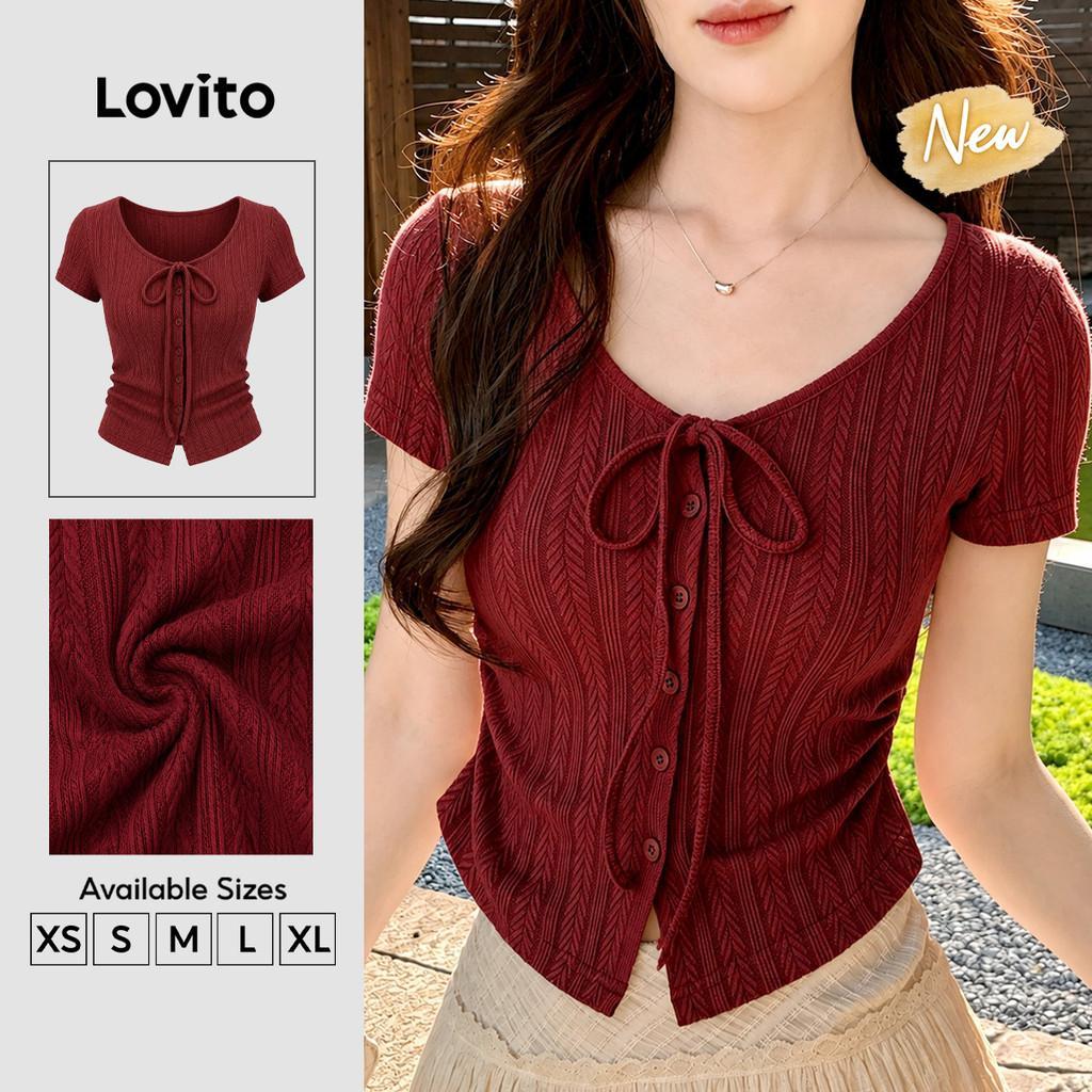 (New Arrival) Lovito เสื้อยืดผู้หญิงสไตล์ลำลอง แขนสั้น คอรูปตัวยู ผูกเชือก ลวดลายเรขาคณิตจับจีบ สีแด