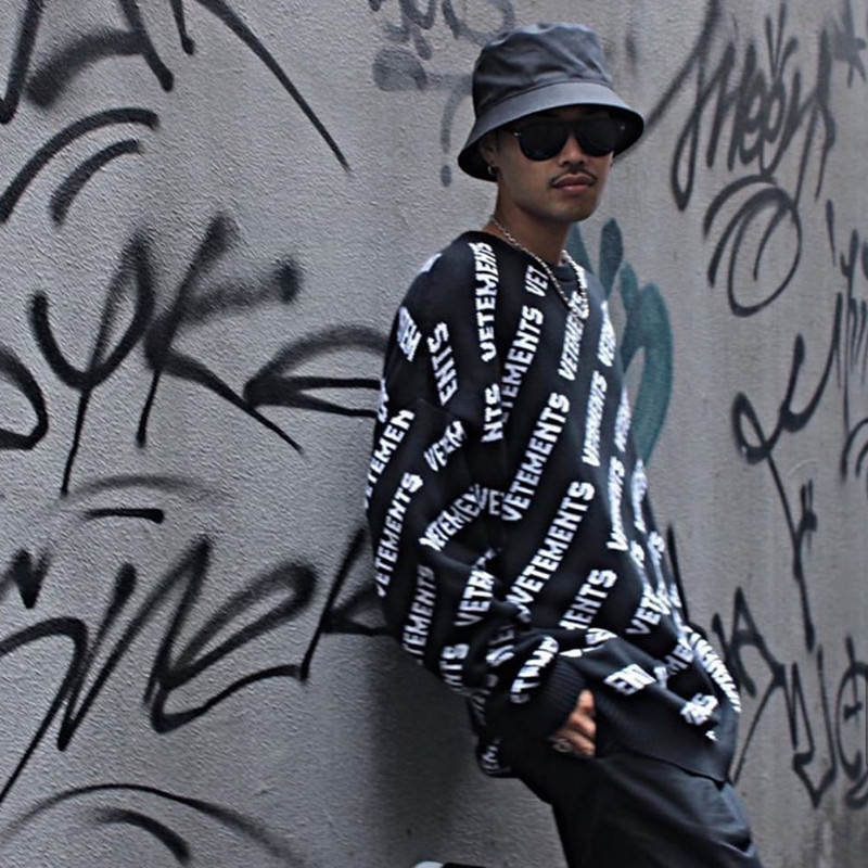 VETEMENTS VETEMENTS VETEMENTS เสื้อกันหนาวสีฟ้า VTM เสื้อกันหนาวหลวมผู้ชายผู้หญิง FOG พิมพ์ด้านบนฤดู