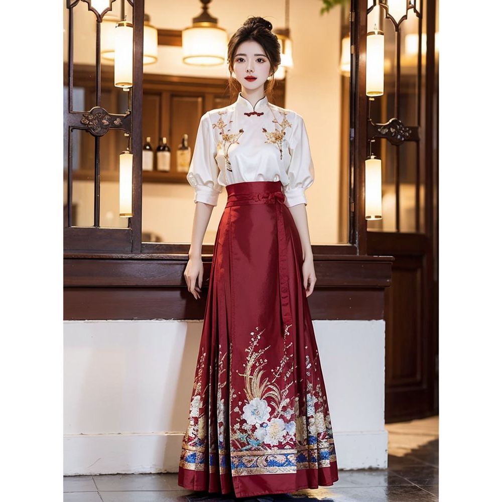 ชุดกระโปรงสองชิ้นสไตล์เรโทรจีน พร้อมลายปักมาร์กィซ สำหรับฤดูร้อนปี 2025