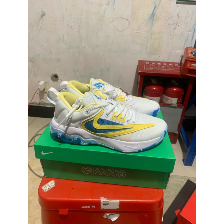 รองเท้า Giannis Immortality 3 Low ขาวน้ำเงิน สำหรับเล่นบาสเก็ตบอล