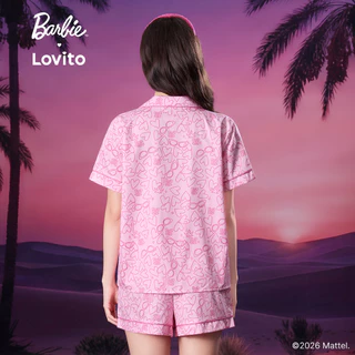 (New Arrival) Barbie™ X Lovito เสื้อท็อปสีชมพูผู้หญิง ฤดูใบไม้ผลิ/ร้อน แขนสั้น คอปก เอวกลาง ขากว้าง กระดุมหน้า ขอบสีตัดกันและกระเป๋า เกาหลี อินเทรนด์ LBL5AD023