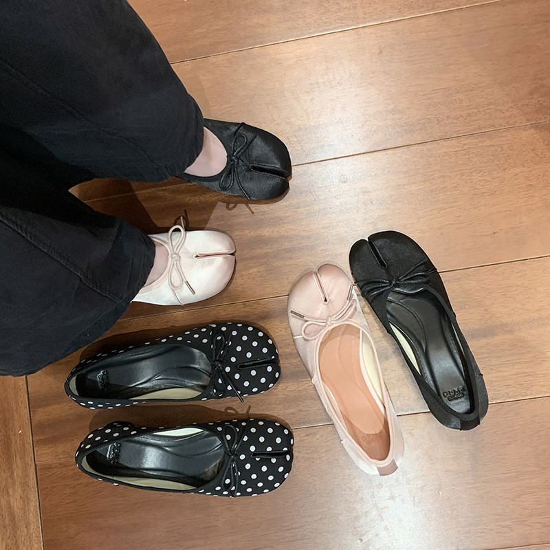 Ballet~Meibo และ os2026 Spring Polka Dot Satin Pumps Flat Shoes Flat Ballet Split Toe Shoes