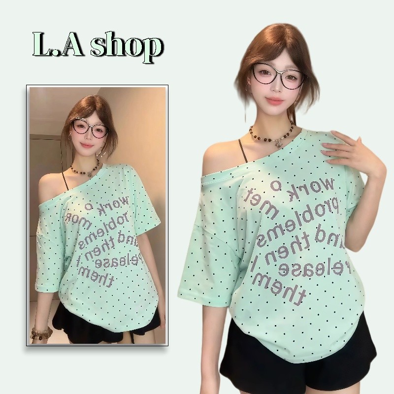 L.A Shop★พร้อมส่ง เสื้อเปิดไหล่ข้างเดียว  ลายจุดสีเขียวน้ำแข็ง คอเอียงเปิดไหล่ ดีไซน์ตัวหลวม-FYP148