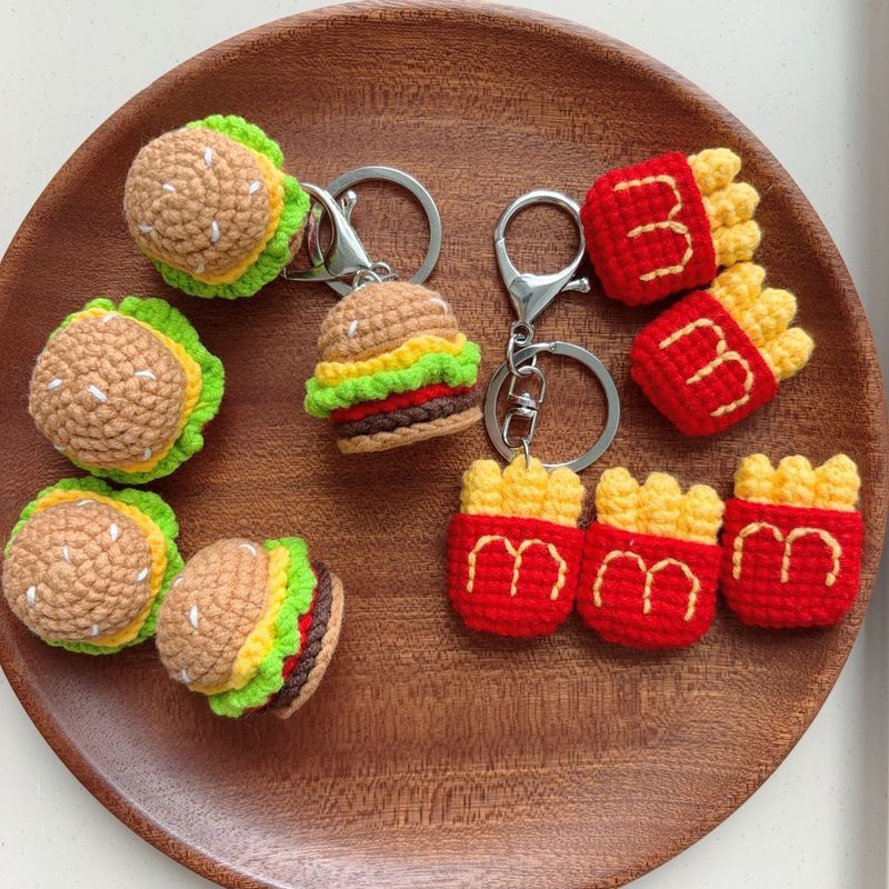 ผลิตภัณฑ์สําเร็จรูป Creative ถัก Handmade French Fries พวงกุญแจ Burger Burger ขนสัตว์โครเชต์คู่กระเป