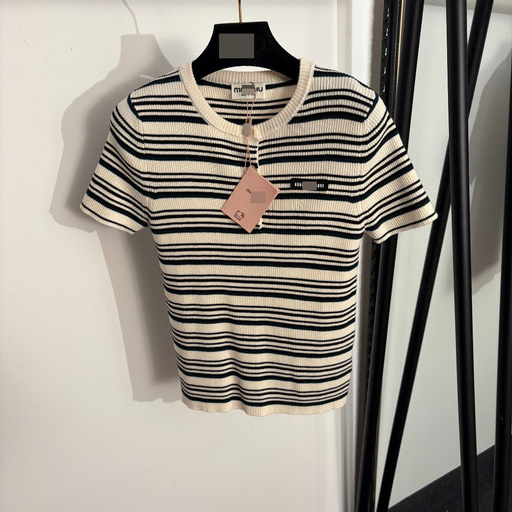 GRLE Mi ** iu Temperament Slim-fit Dopamine ป้ายคอปกสไตล์หวาน Letter ปุ่มเปิดครึ่ง