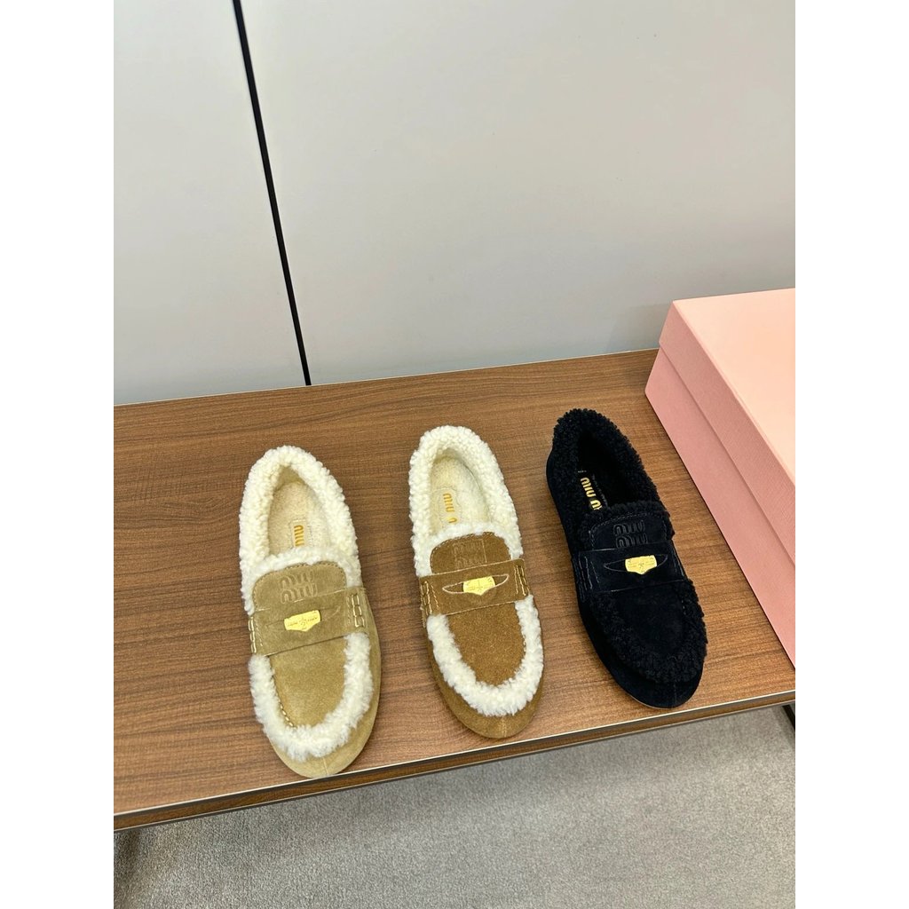 MiuMiu/MiuMiu 2024ss ฤดูใบไม้ร่วงฤดูหนาวสไตล์ใหม่สุภาพสตรี Furry รองเท้าเดียวรองเท้าไม่มีส้นรองเท้าข