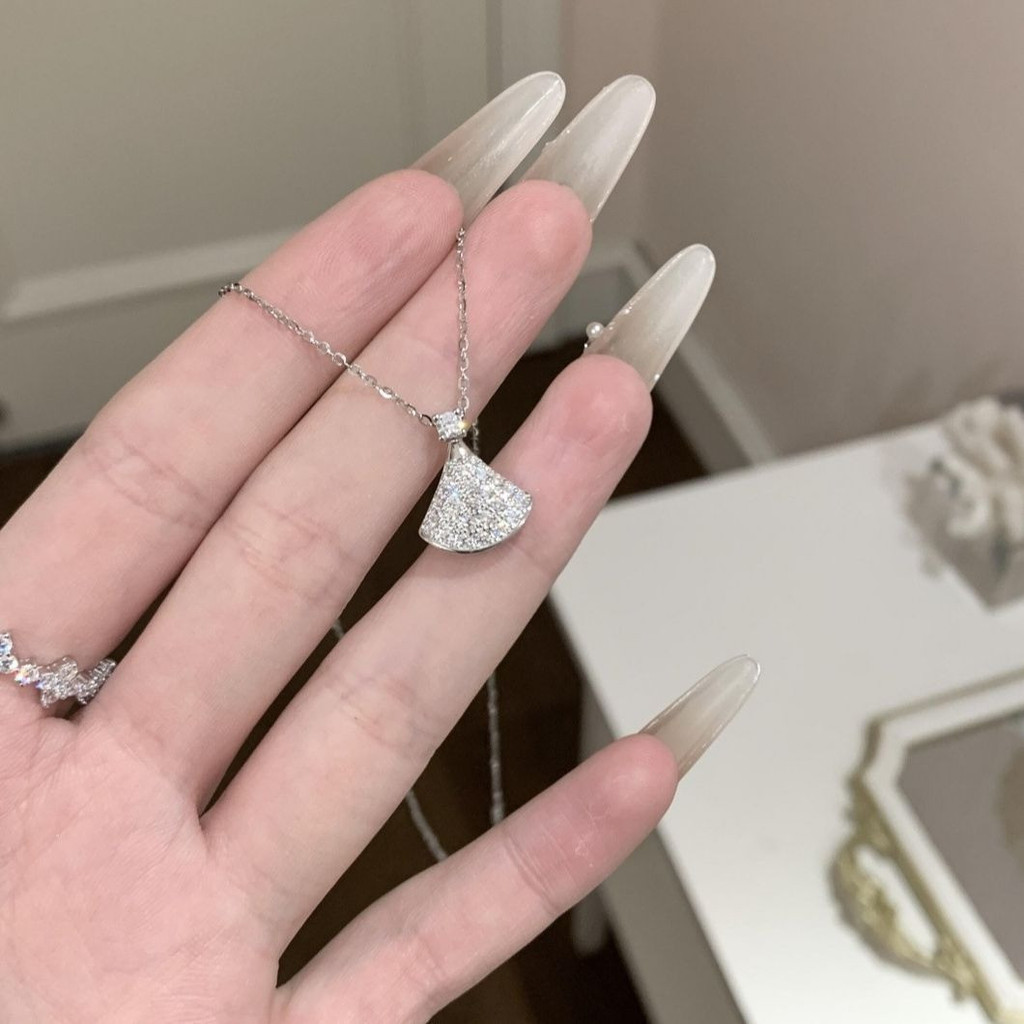 สุภาพสตรี Vogue Alloy Zircon กระโปรงขนาดเล็ก Sector จี้สร้อยคอ