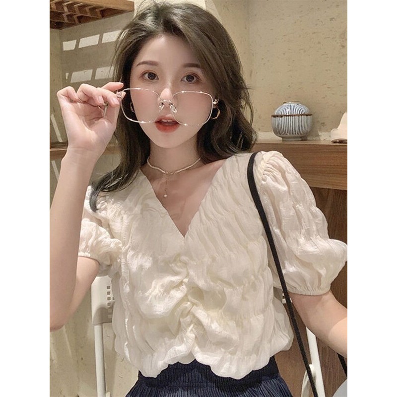 2026 สินค้าใหม่ปี v คอผู้หญิงฤดูร้อนแขนสั้นออกแบบ Niche เวอร์ชั่นเกาหลีแขนสั้นพัฟแขนเสื้อชีฟองฝรั่งเ