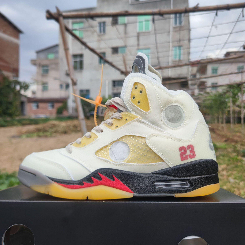 AJ5 Angry Bulls White Blue Candy Chameleon Joe 5 สีดําสีเหลืองสีเทาเป็ดแมนดารินรองเท้าบาสเก็ตบอล