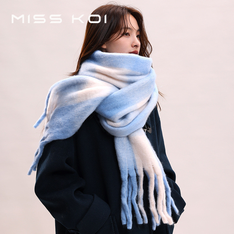 ผ้าพันคอ MISSKOI ฤดูหนาวหญิง High-End สไตล์ใหม่ Mohair สีดําสีขาวลายสก๊อตสไตล์เกาหลีคู่ Warm หนา Bib อินเทรนด์