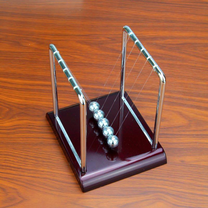 Newton's Cradle ตั้งโต๊ะ พลังงานการชนที่ไม่มีวันหยุด สวยงามและสมดุล