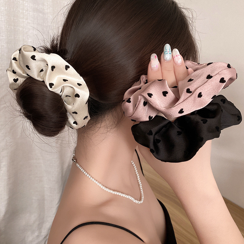แหวนติดผมลายจุดรูปหัวใจผ้าซาตินเครื่องประดับผม Scrunchie อ่อนโยนและหลากหลาย ราคา ถูกที่สุด ดีลบีเคเค