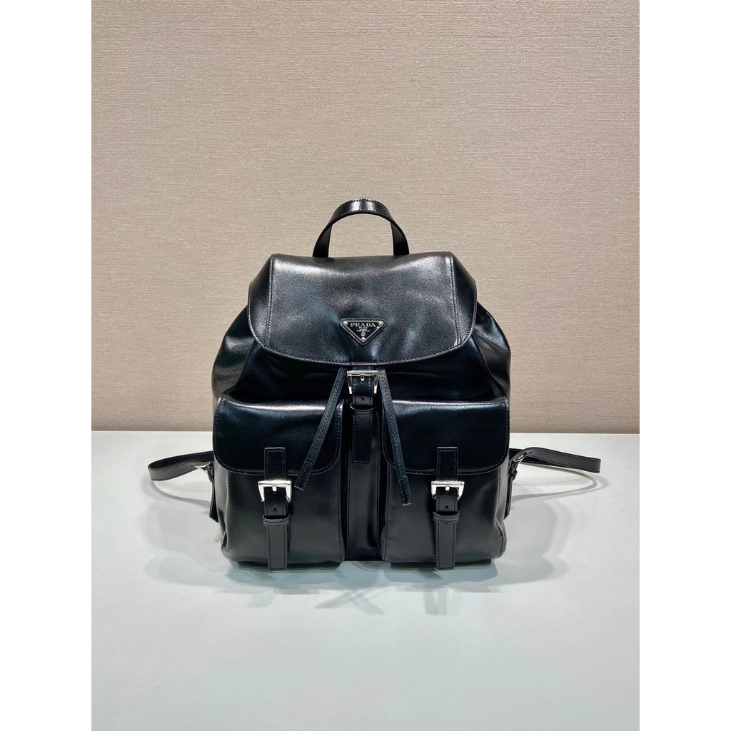 กระเป๋าเป้สะพายหลัง PRADA กรึงคลาสสิก หนังลูกวัว โลหะสามเหลี่ยมโลโก้ สำหรับนักเรียนและสุภาพสตรี 1BZ8