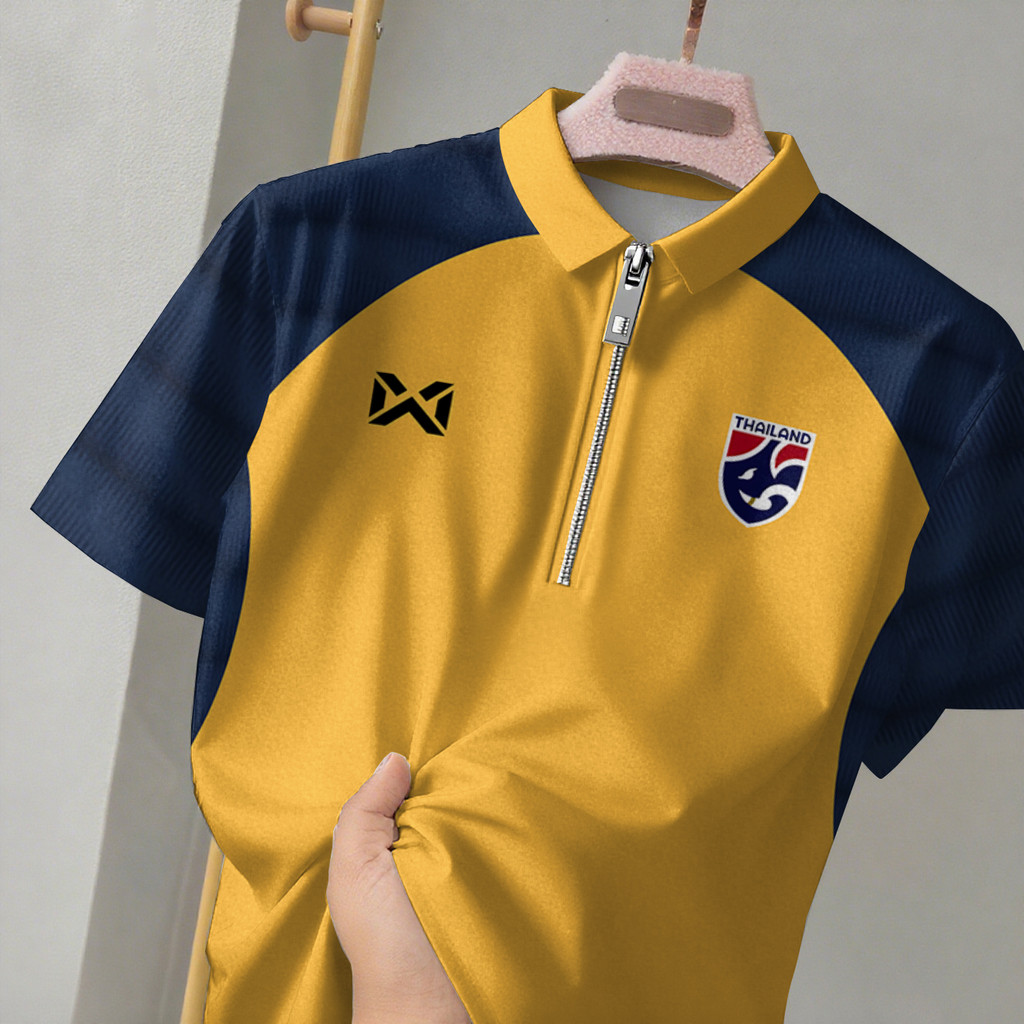 เสื้อโปโลผู้ชายใหม่ 2568 ดีไซน์ซิปรองคอยกระบายอากาศ เหมาะสำหรับการเล่นกีฬาและสวมใส่ในวันที่อากาศร้อน